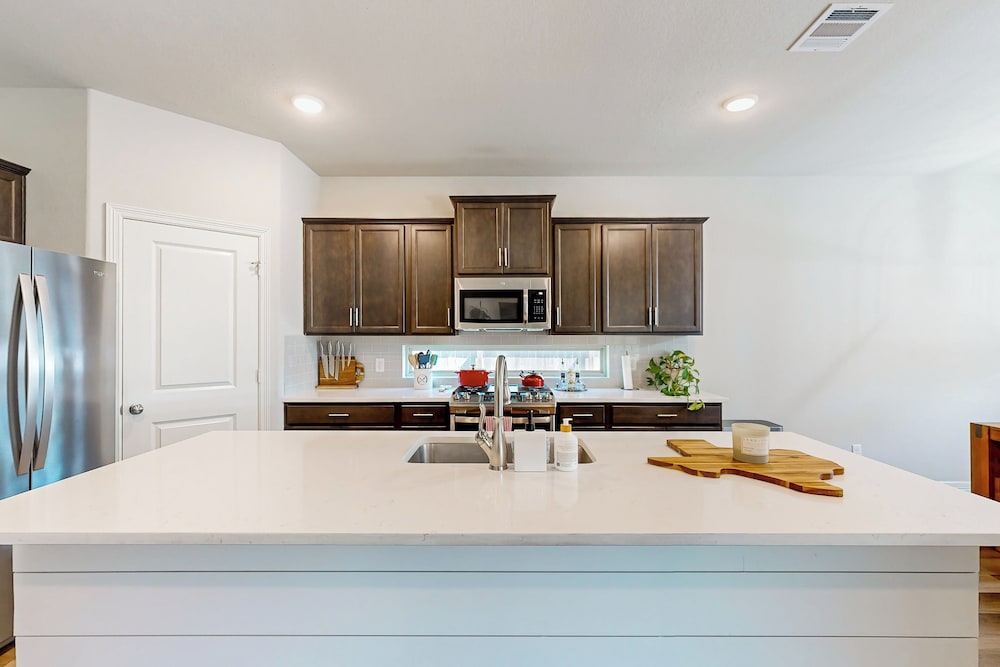 3BR Cozy Home w/ Enclosed Backyard & W/D