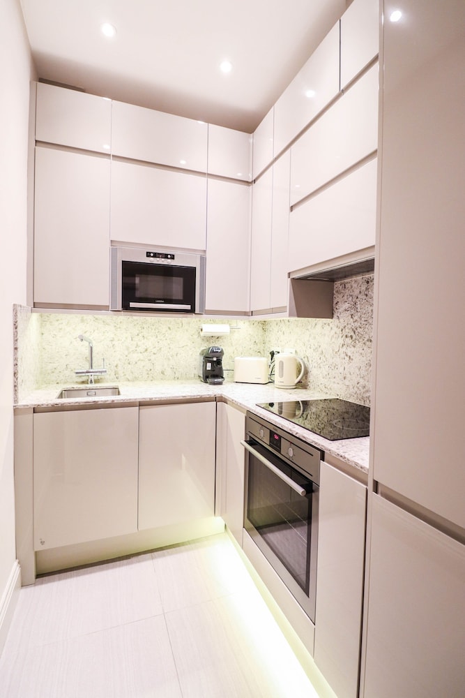 Beautiful Kensington Garden Apartment