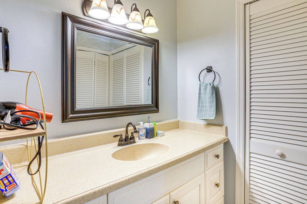 Group Getaway w/ Deck & Yard in Lakeland!