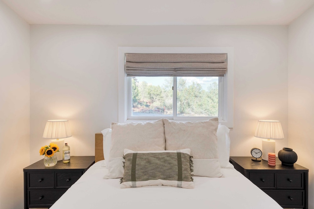 Hot Tub, Sauna & Red Rock Views Near Sedona Trails Sedona Serenity Retreat by Avantstay
