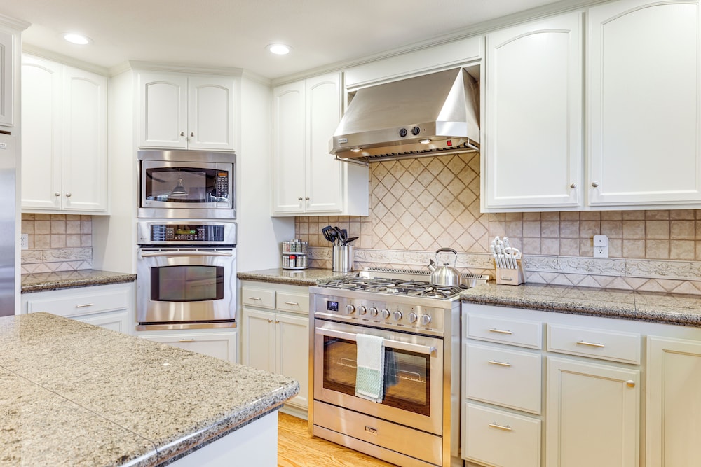 Walk Downtown: Remodeled Home in Murphys w/ Yard!