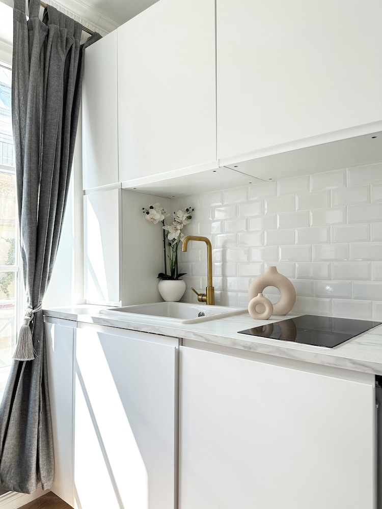 1586 Hauteville