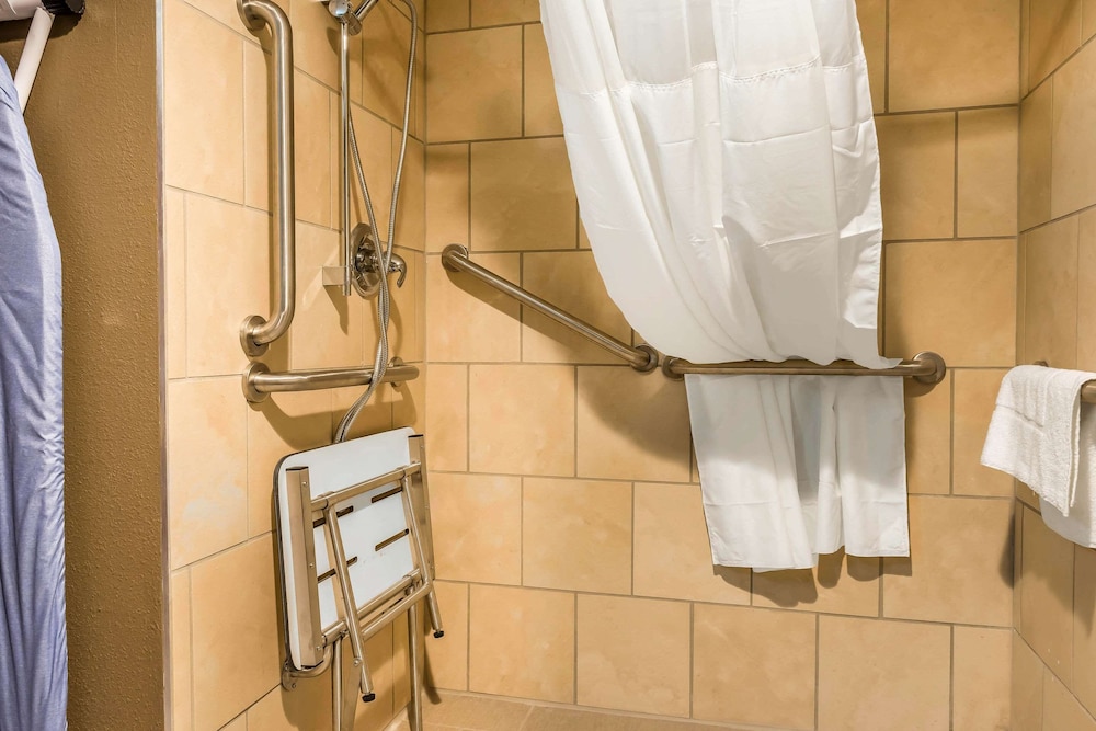 Clarion Inn - Property Image 4