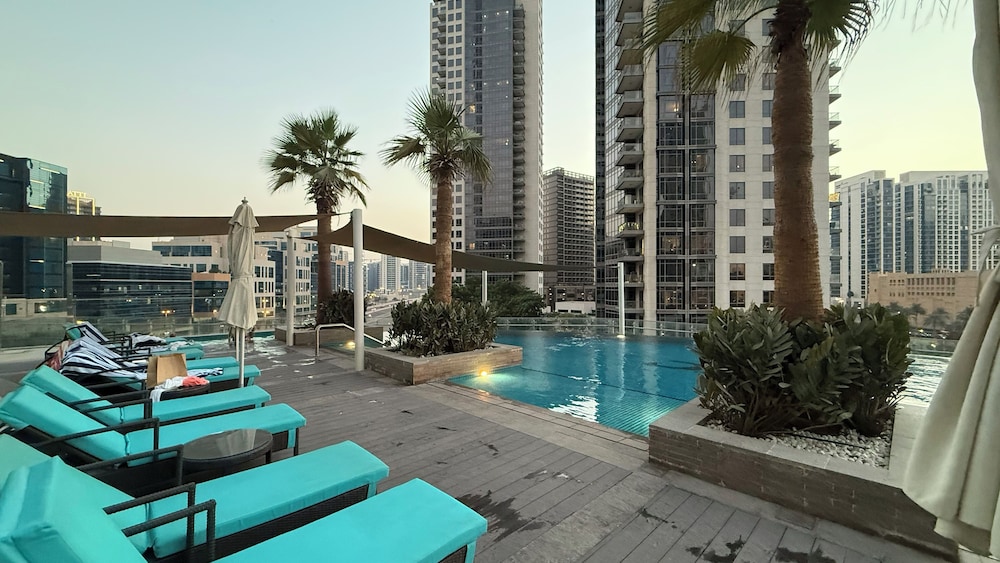 DAMAC Suites by Hostiva – Burj & Fountain