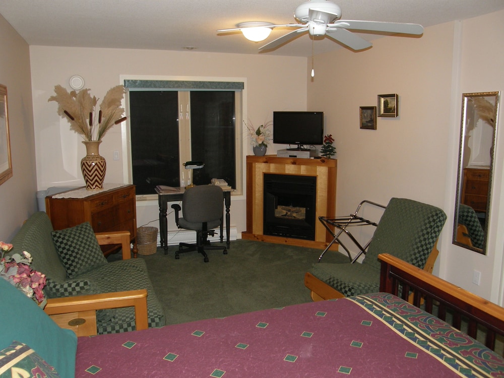 Cedar Wood Lodge B&B