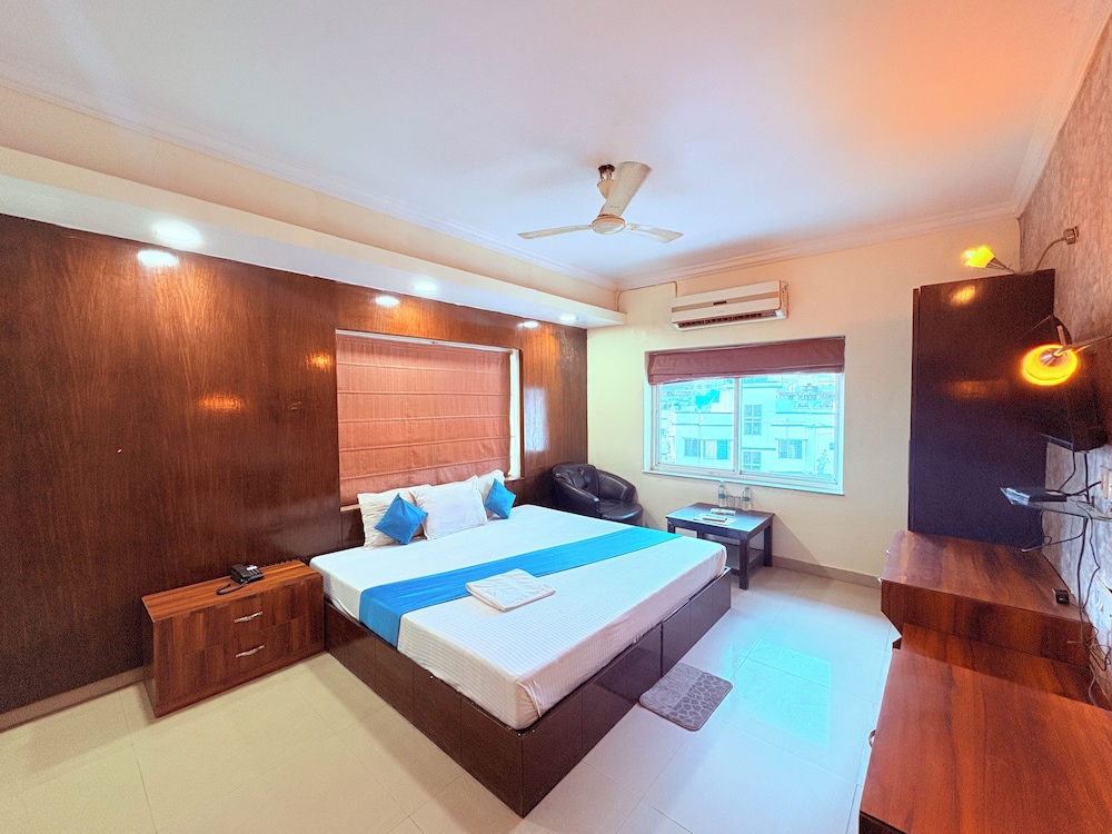 Hotel Park Prime with Swimming Pool