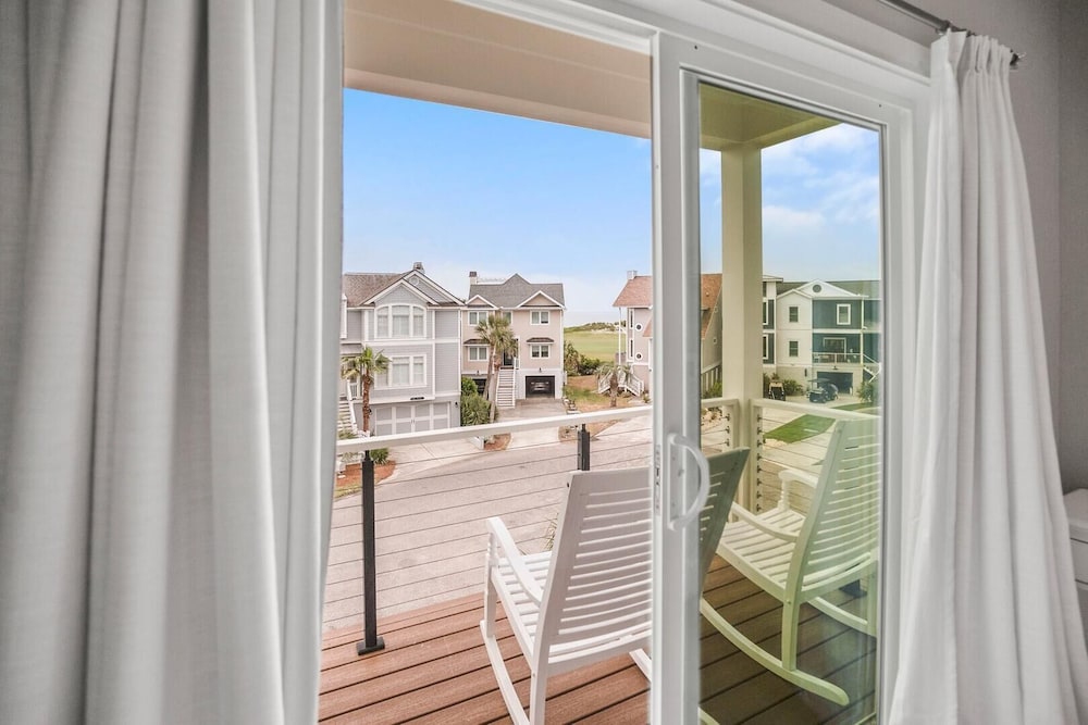 Spacious and Stylish 4-bed, 4.5-bath Home With Stunning Golf Views