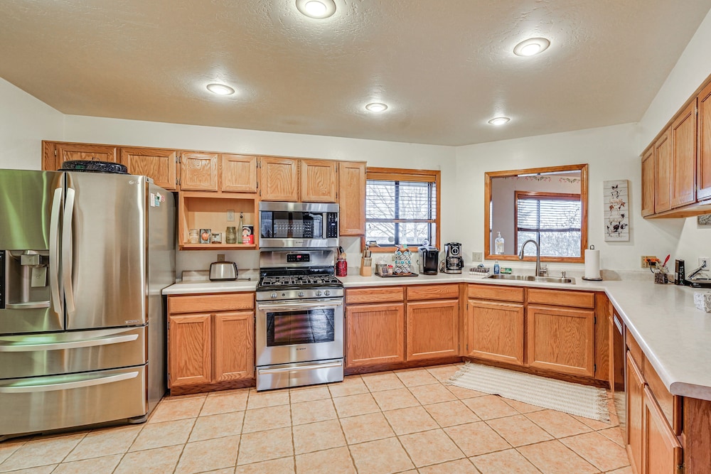 Mtn-view Family Home w/ Grill in Flagstaff!