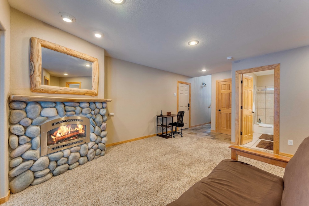 Cherry Hills Spacious Tahoe Cabin With Deck, Fireplace & Open Interiors