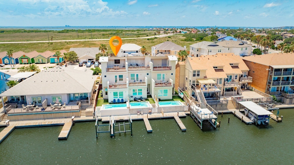 Waterfront Condo With Rooftop + Pool + Boat Slips