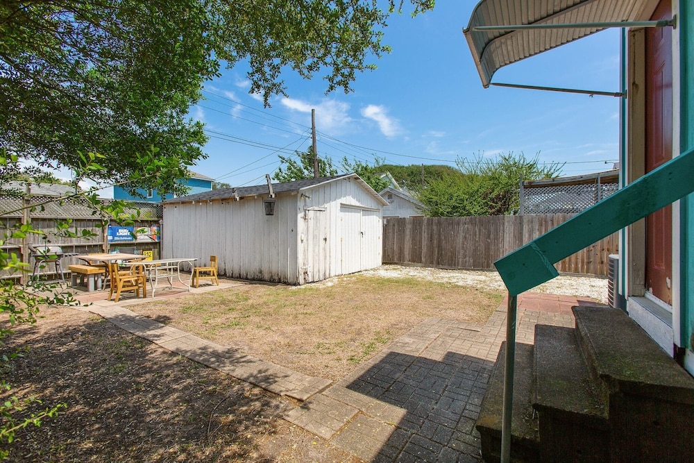 Sea Life - Just Blocks To Beach! 3 Bedroom Home by Redawning view 4