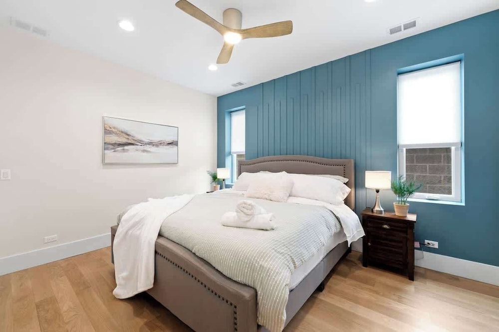 New Bright Condo Sleeping 8 by United Center