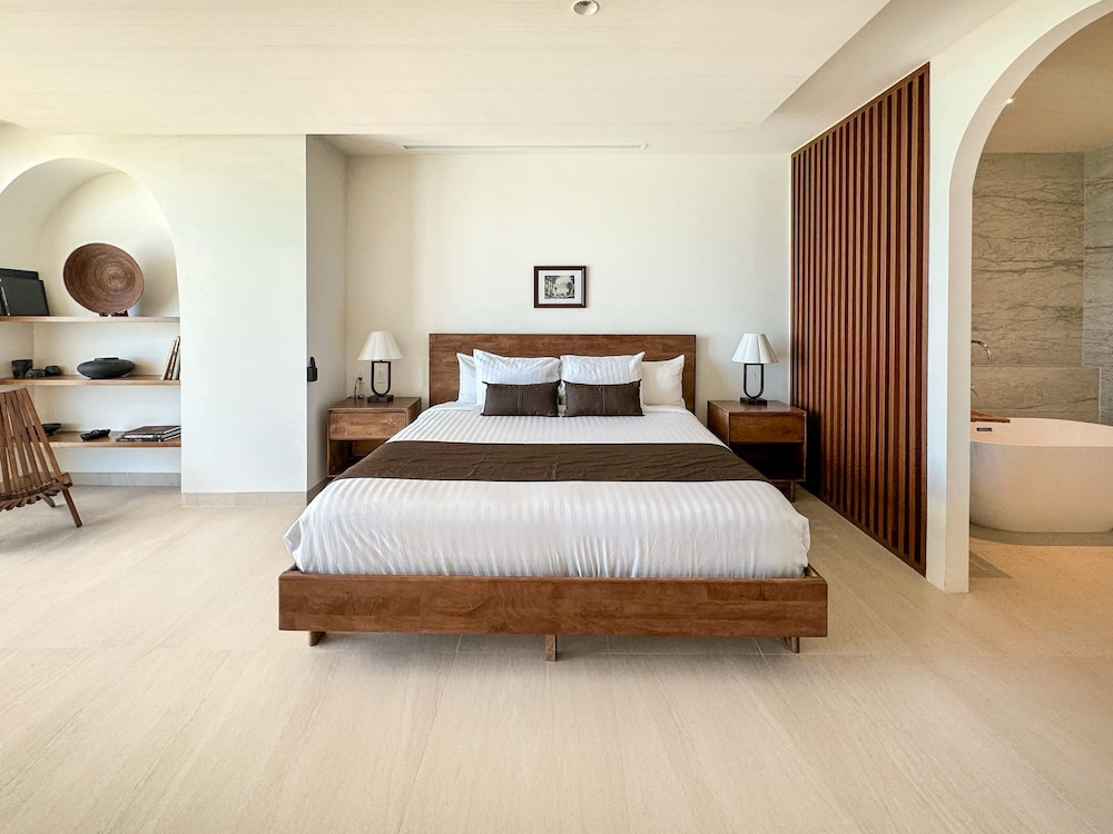 5BR Beachfront Luxury Condo
