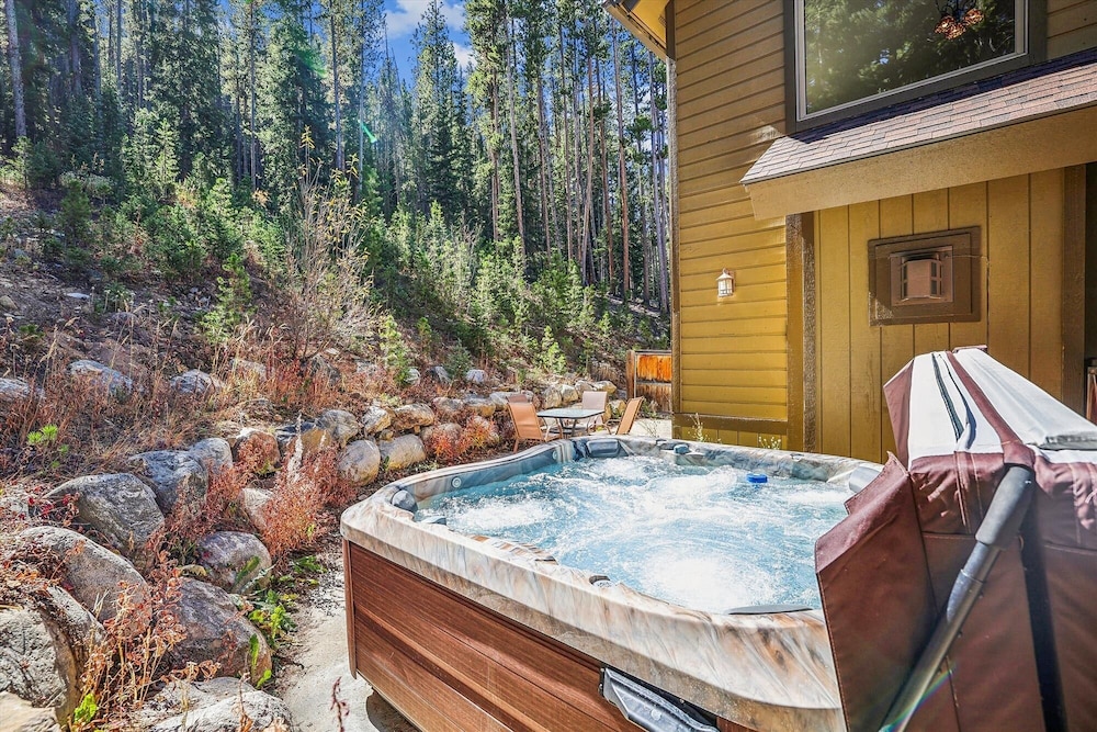 High Point Lodge 5 Bedroom Home by RedAwning