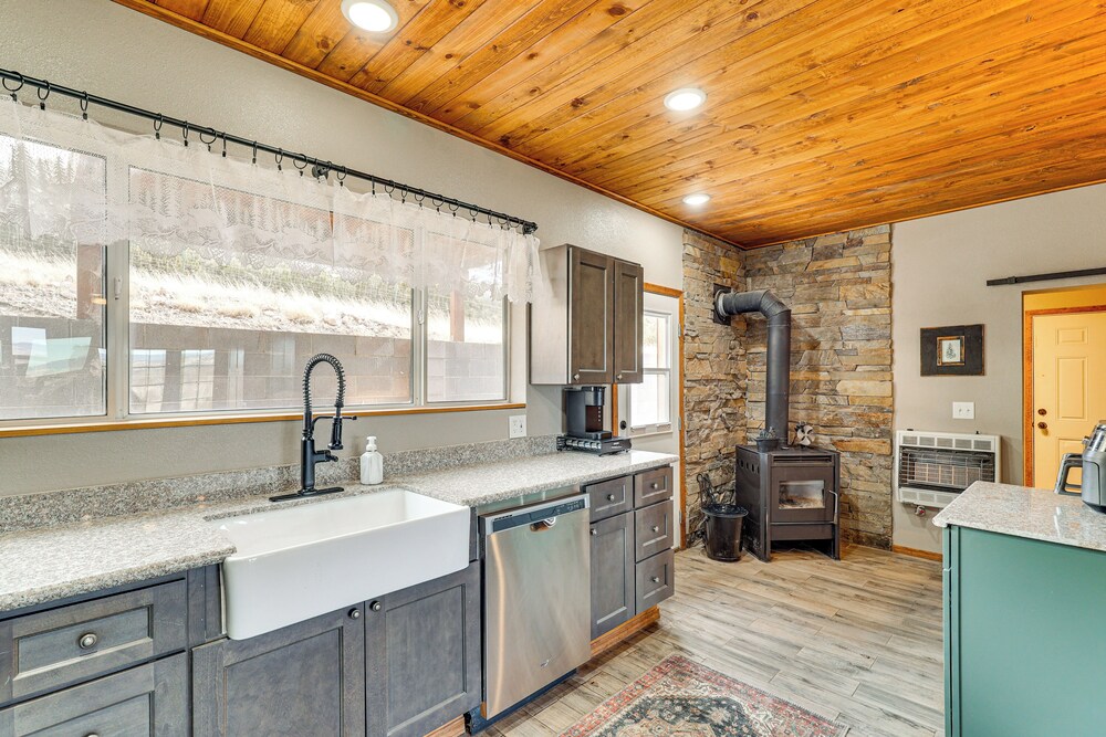 3 Mi to Trails: Secluded Eagar Cabin w/ Mtn Views!