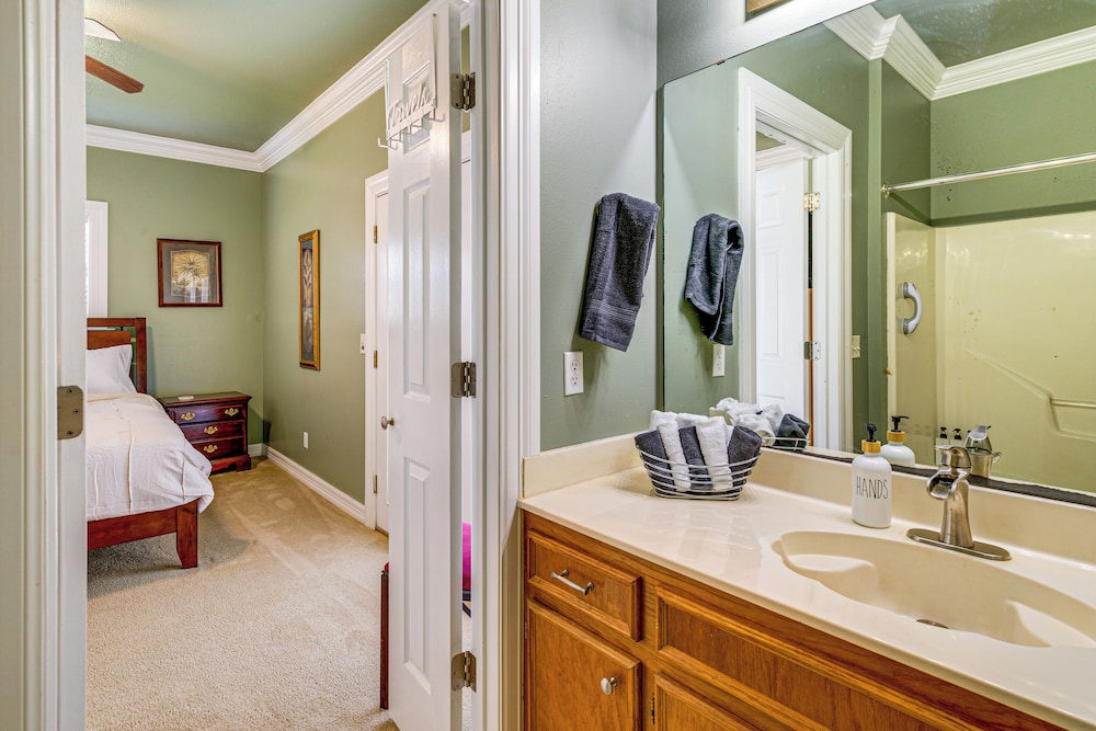 Private Pier, Porch! Quiet Lake Livingston Retreat
