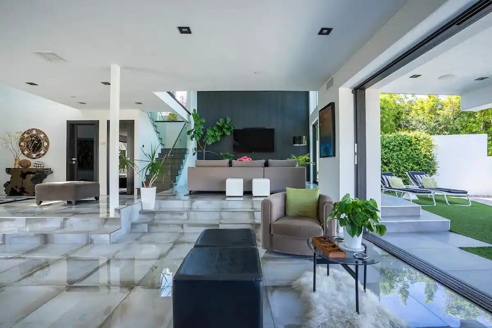 Troy Dr - Sleek & Modern Hollywood Hills Home With Stunning Views