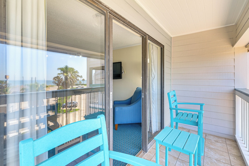 Steps to Babes Beach: Condo w/ Pool in Galveston