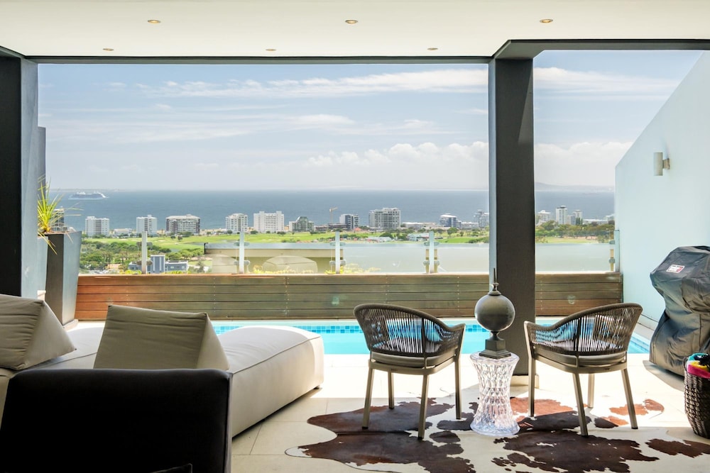 Top Urban Escape w Pool and Ocean View Villa Alexa