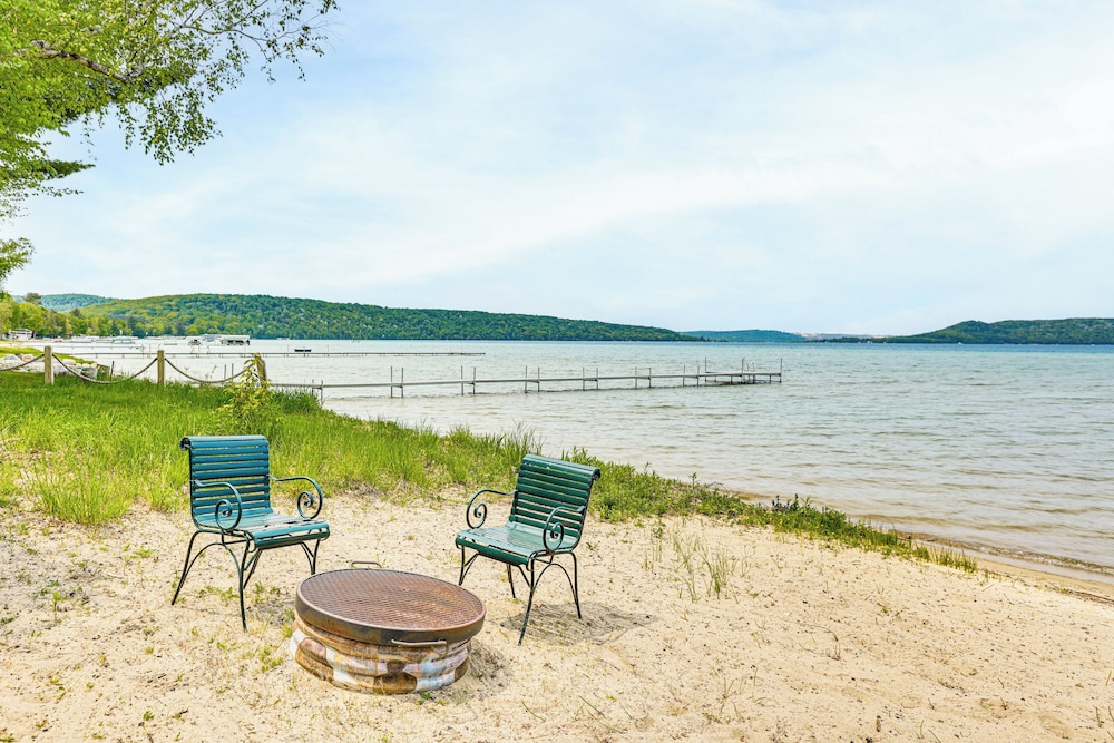 Autumn Escape on Glen Lake: Waterfront Cottage!