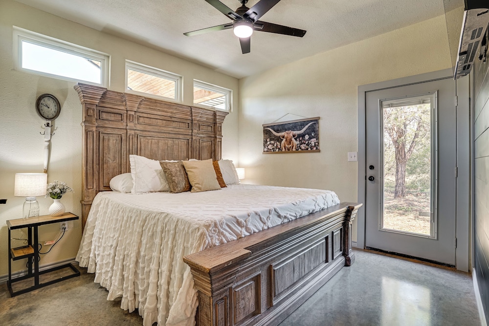 Recently Built Cabin w/ Pavilion in Granbury!
