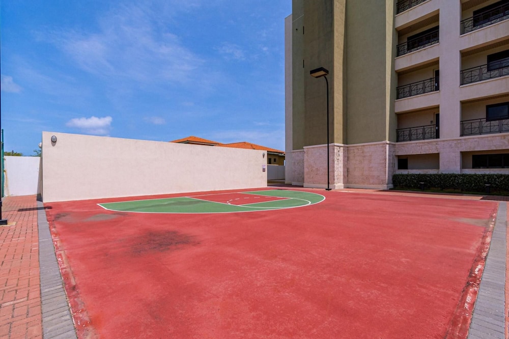 Top Floor Corner Condo w Amazing Views 2BR 3BA