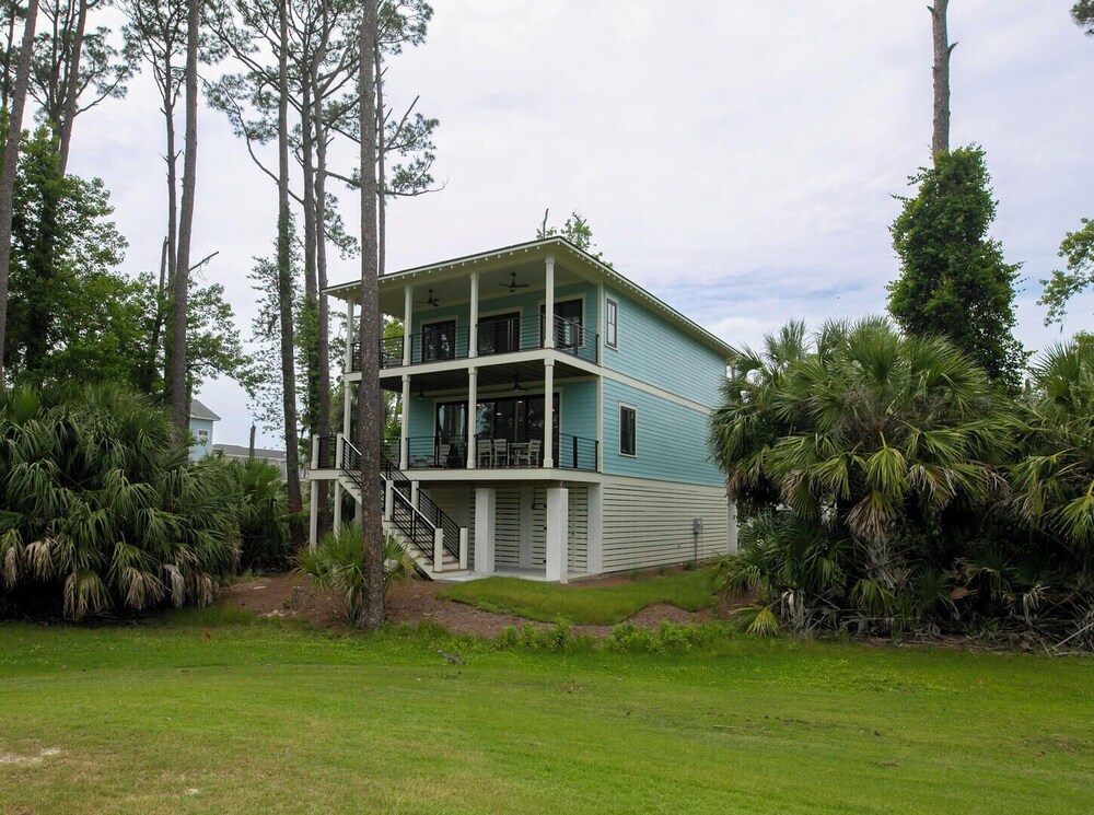 Experience Modern Coastal Living in This Beautifully Designed 4-bed, 4-bath Home