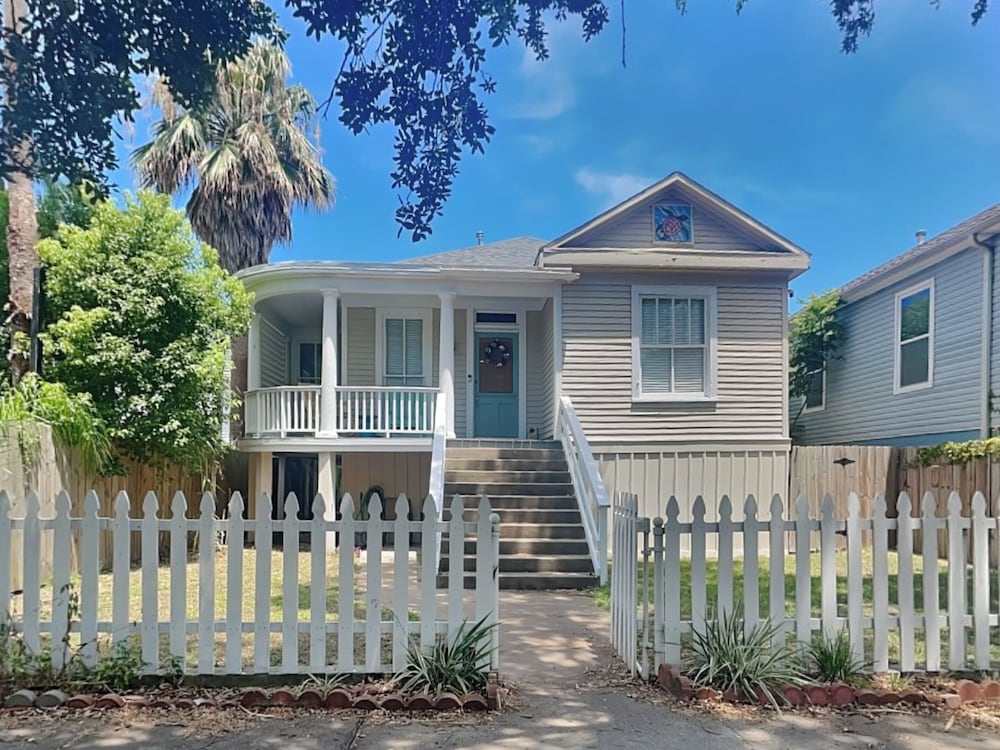 Sealy Street Duo by Ryson Vacation Rentals