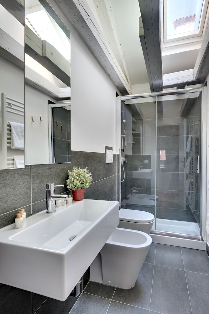 Pozzo Roverso en Venice — bathroom