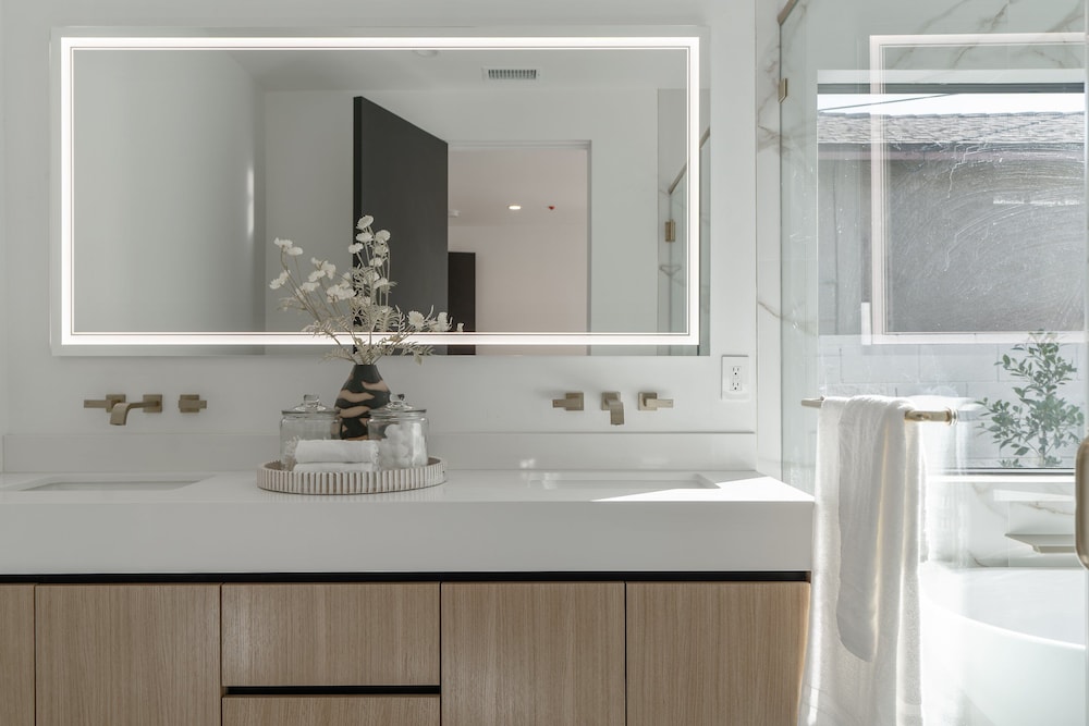 Noble Modern - Urban Sanctuary in Sherman Oaks With Poolside and Patio
