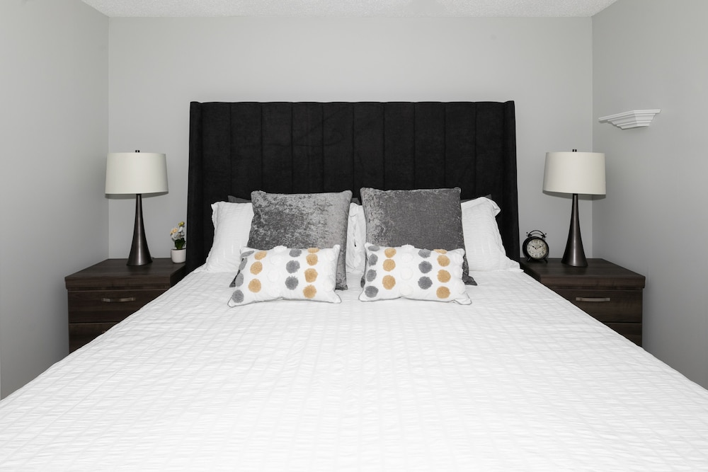 Dream 4-Br 4-Ba Chalet | Private Hot Tub | 2 min to Jasper National Park Gates view 3