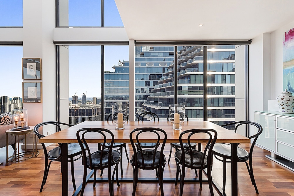 Incredible City Views in Convenient CBD Apartment