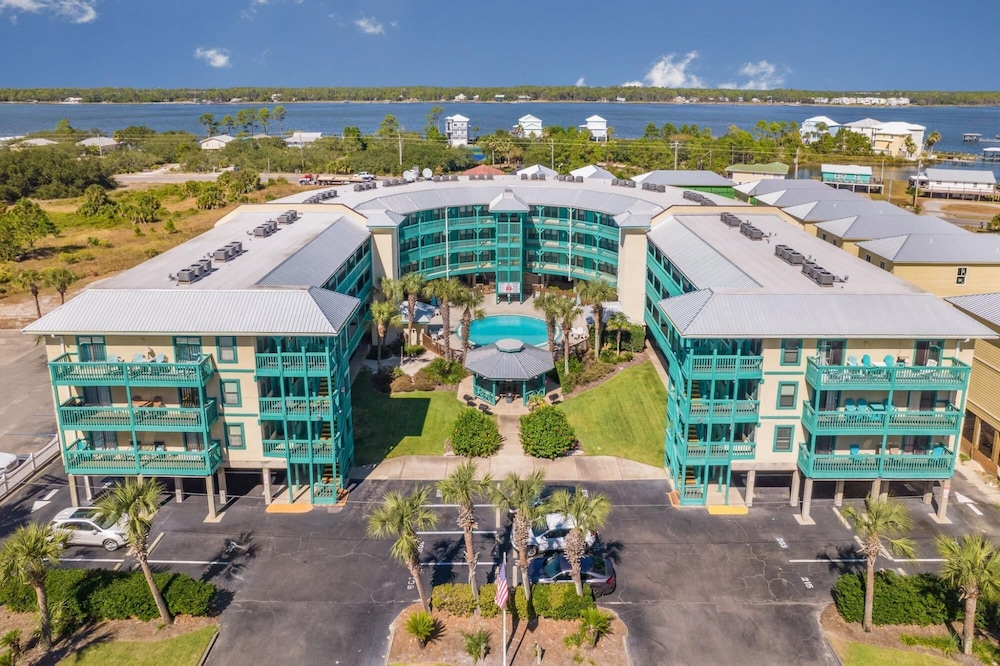 Impressive Condo Across From Beach With Pool view 2
