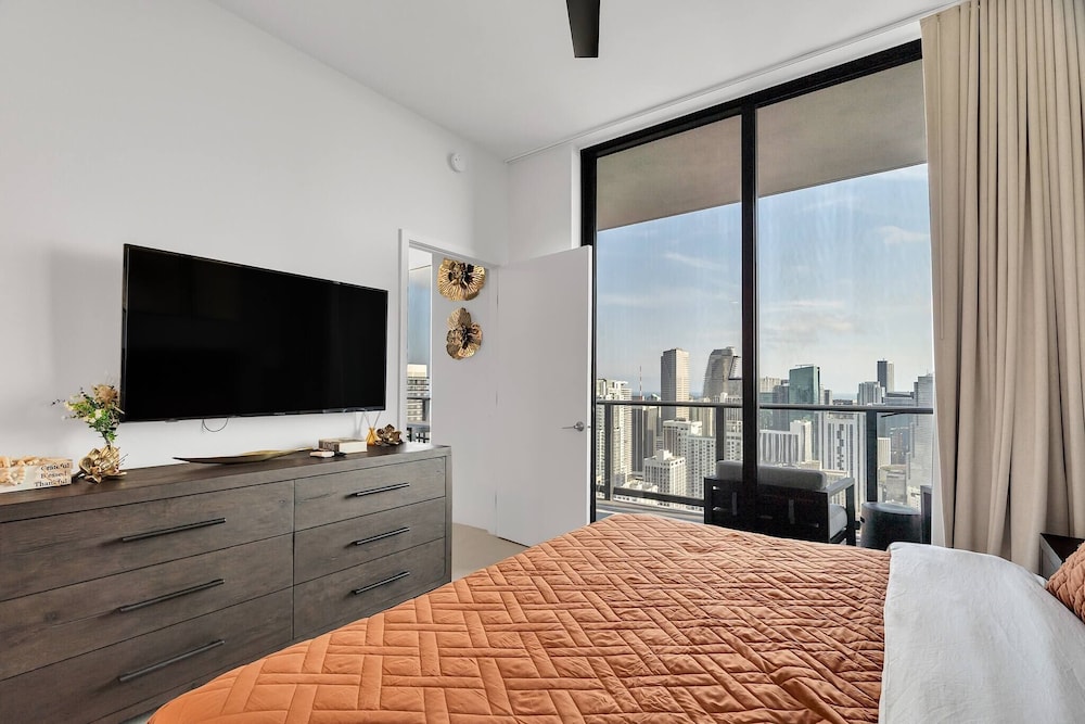 Penthouse 1BR Breathtaking City & Water Views