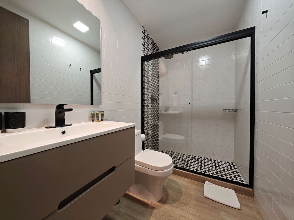 w Grandiose 1BR w Balcony in Casco Viejo
