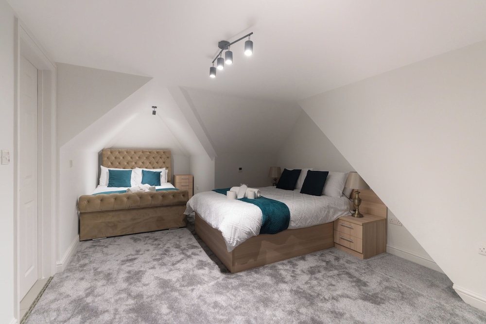 D'luxe 5-bed House - Sleeps 12 & Private Parking