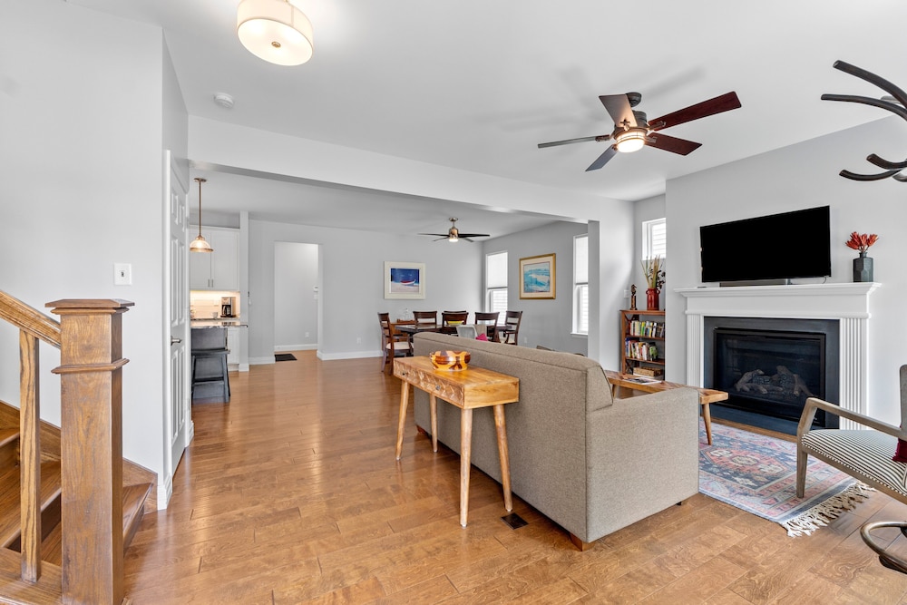 Modern Home W/garage Near SLU JZ Vacation Rentals