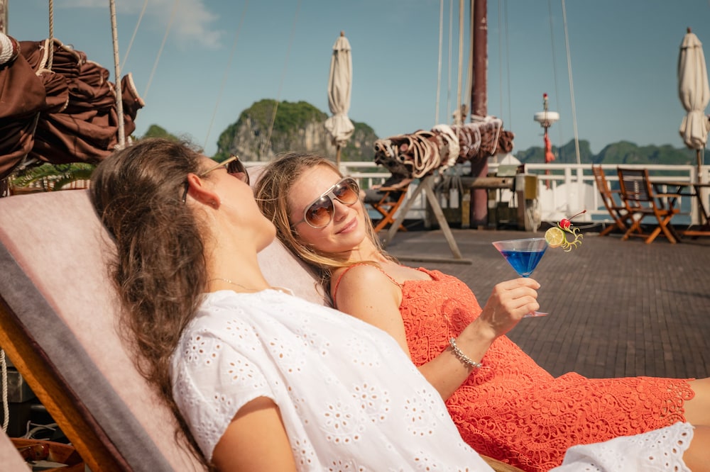 Heritage Line Violet cruise – Ha Long Bay & Lan Ha Bay