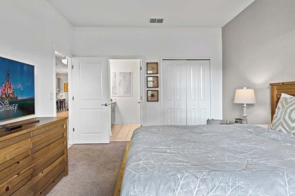 Luxury Decor 6BR at Storey Lake Sleeps 16