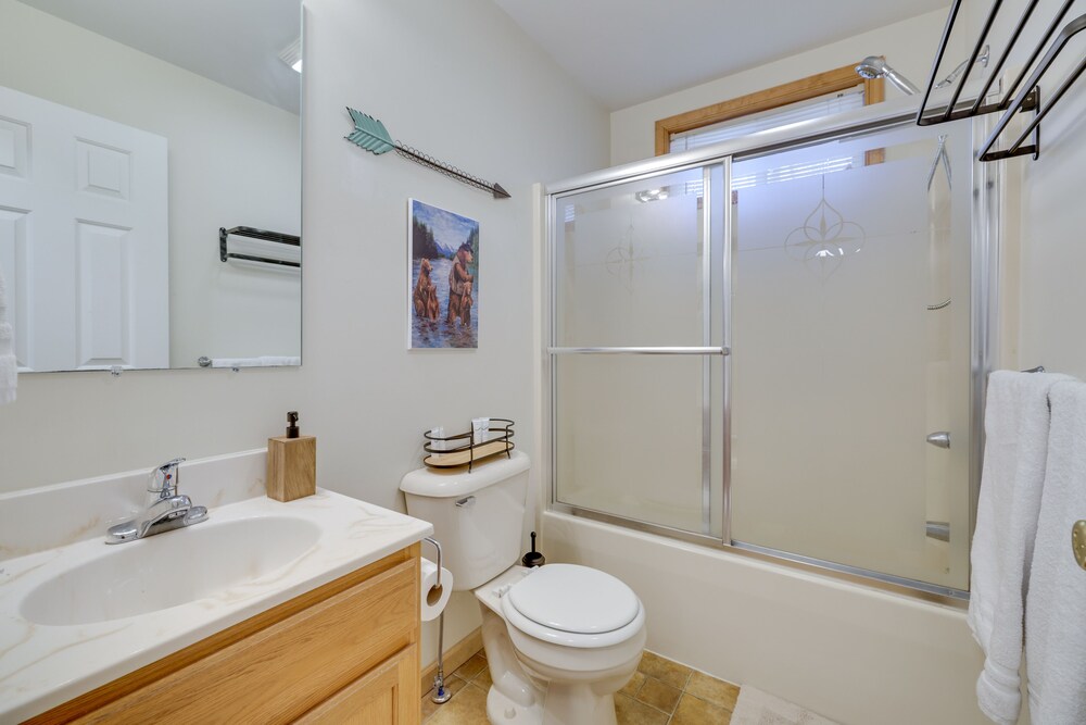 Pocono Lake Cottage w/ Private Indoor Hot Tub view 5