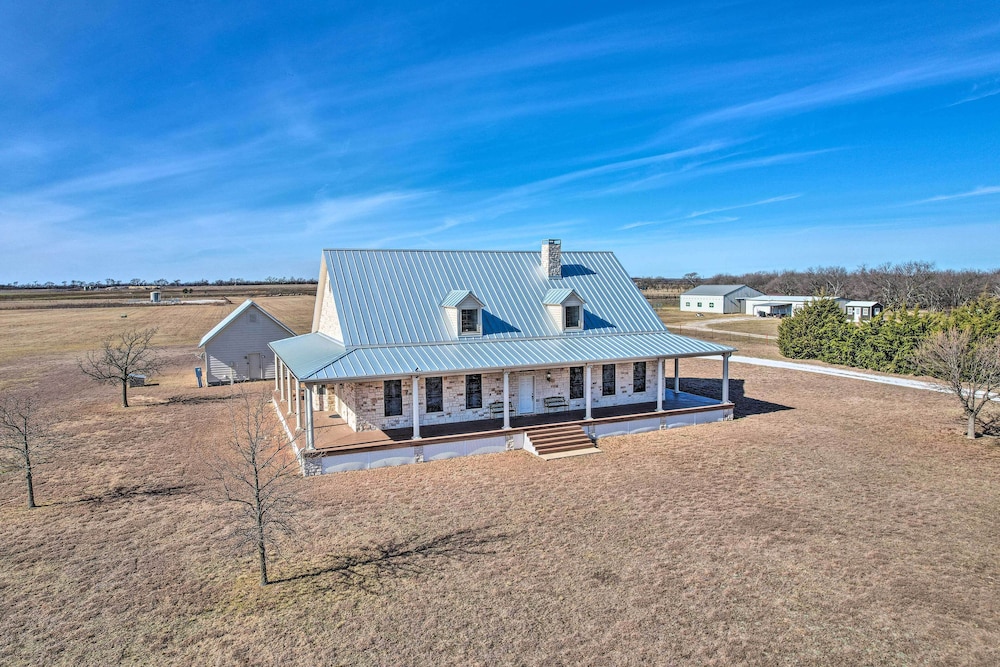 8 Mi to White Rock Lake: Spacious Krum Home