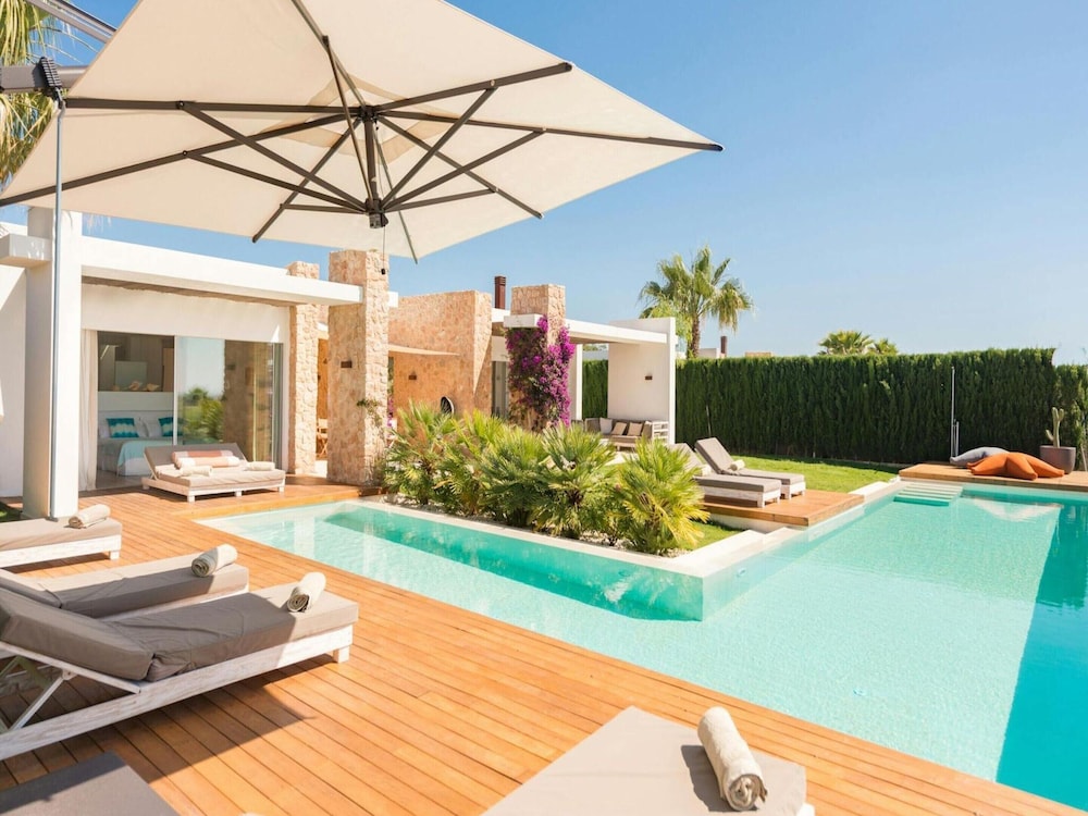 Stunning Villa With Modern Appliances