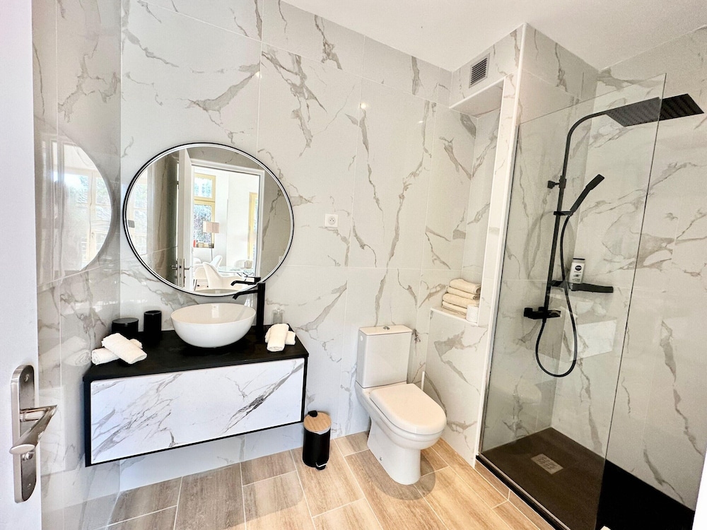 Modern Apartment - 1bd/4p - Center of St Tropez