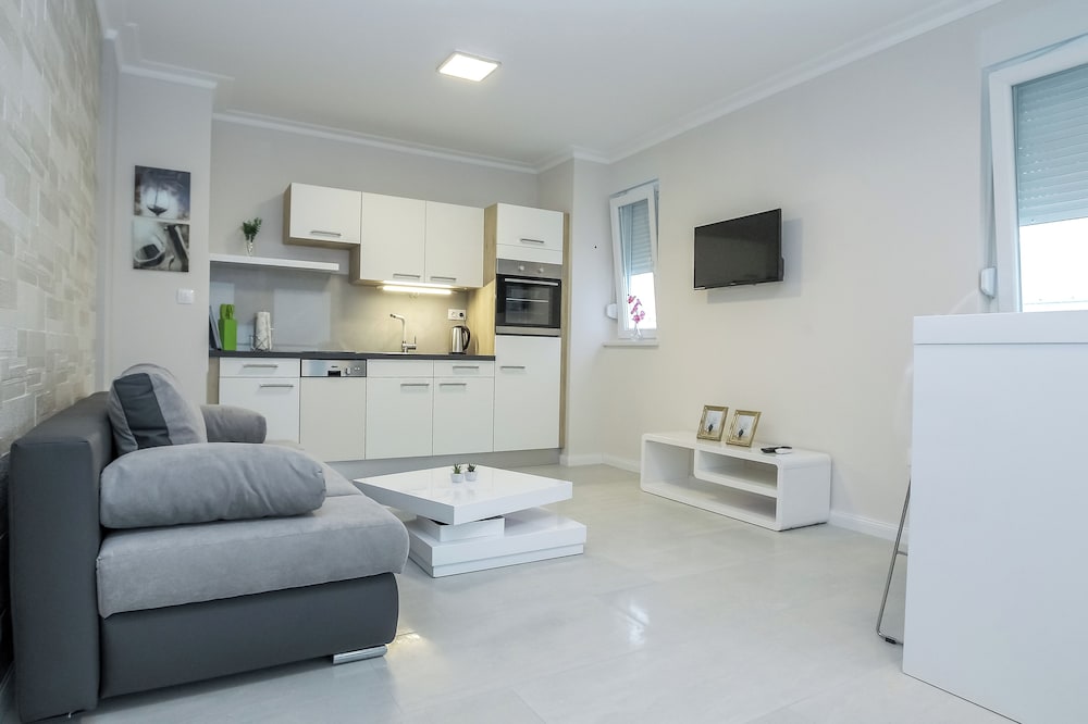 Tomana B Apartments