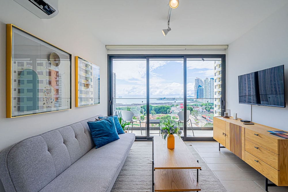 w Majestic 1BR w Stunning Balcony View