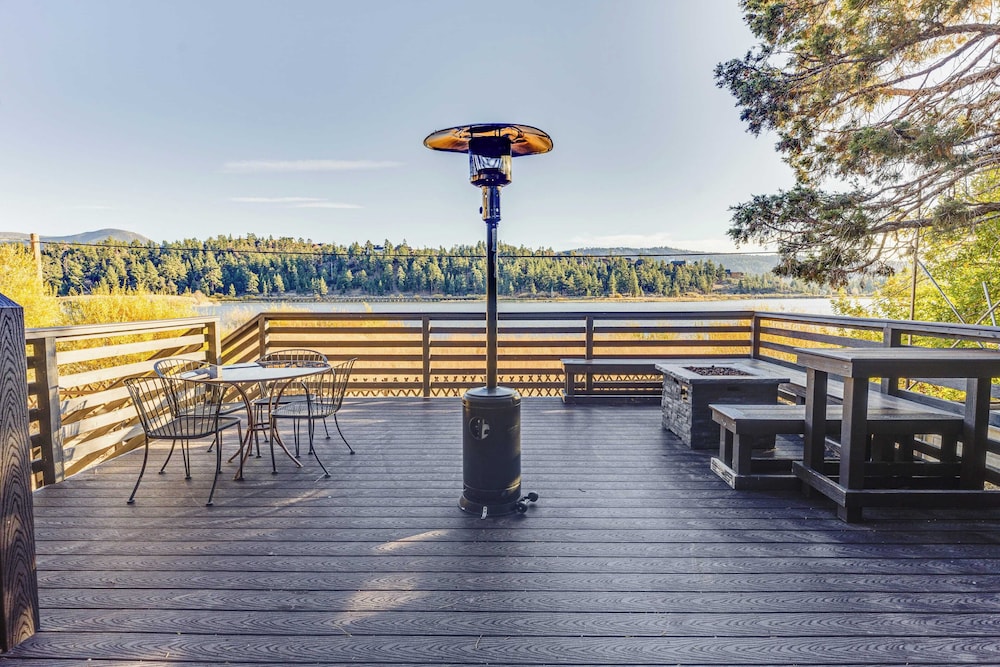 Viewtopia by Avantstay Lakefront Views + Hot Tub