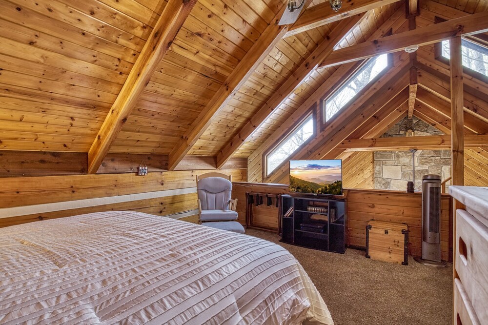 Fantastic Pet Friendly Cabin Hot Tub Fire Pit