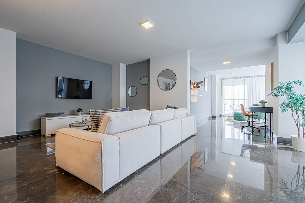 w Majestic 2BR w Perfect Balcony in YOO