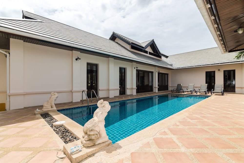 4 Bedroom Private Bali Style Villa HH1