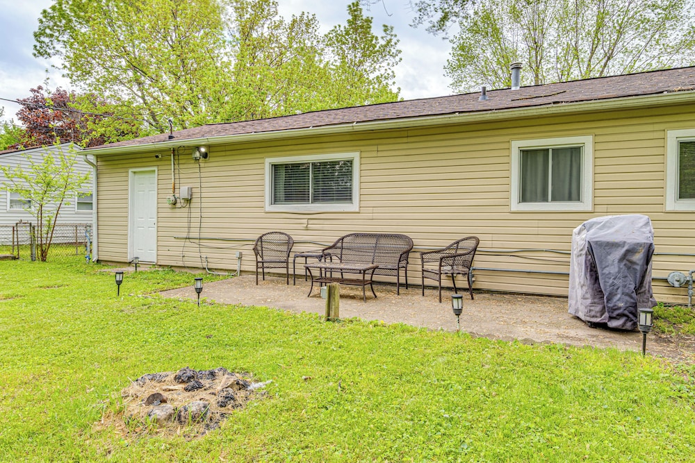 8 Mi to Dtwn Indianapolis: Family Home w/ Yard!